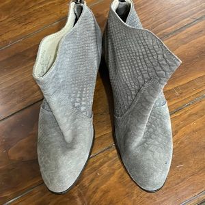 Seychelles gray taupe colored suede ankle boots (sz 8)